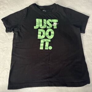 EUC Boys Nike Black & Lime Green Graphic Tee T Shirt Size Medium 10-12